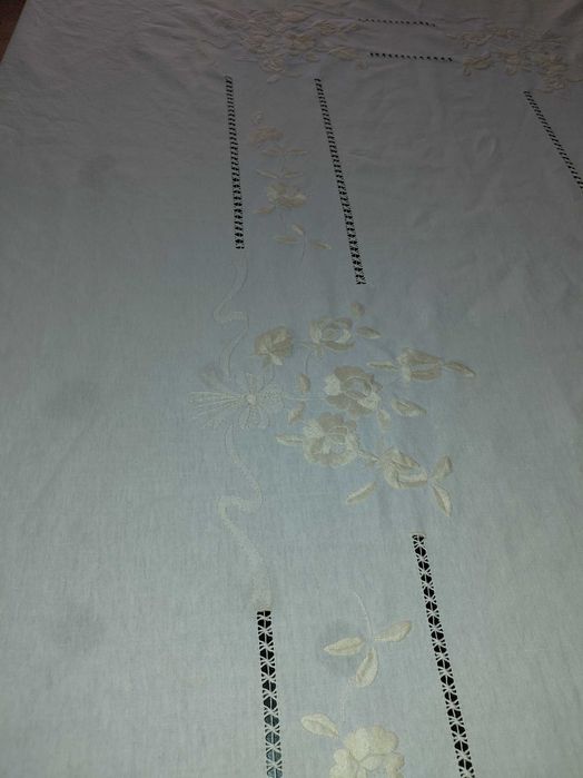 Toalha de linho bordada 2.5m por 1.7m