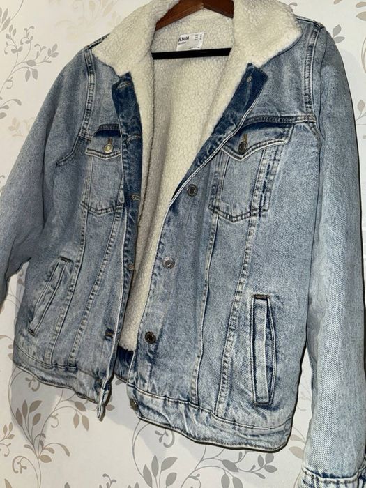 Продам джинсову теплу куртку Bershka