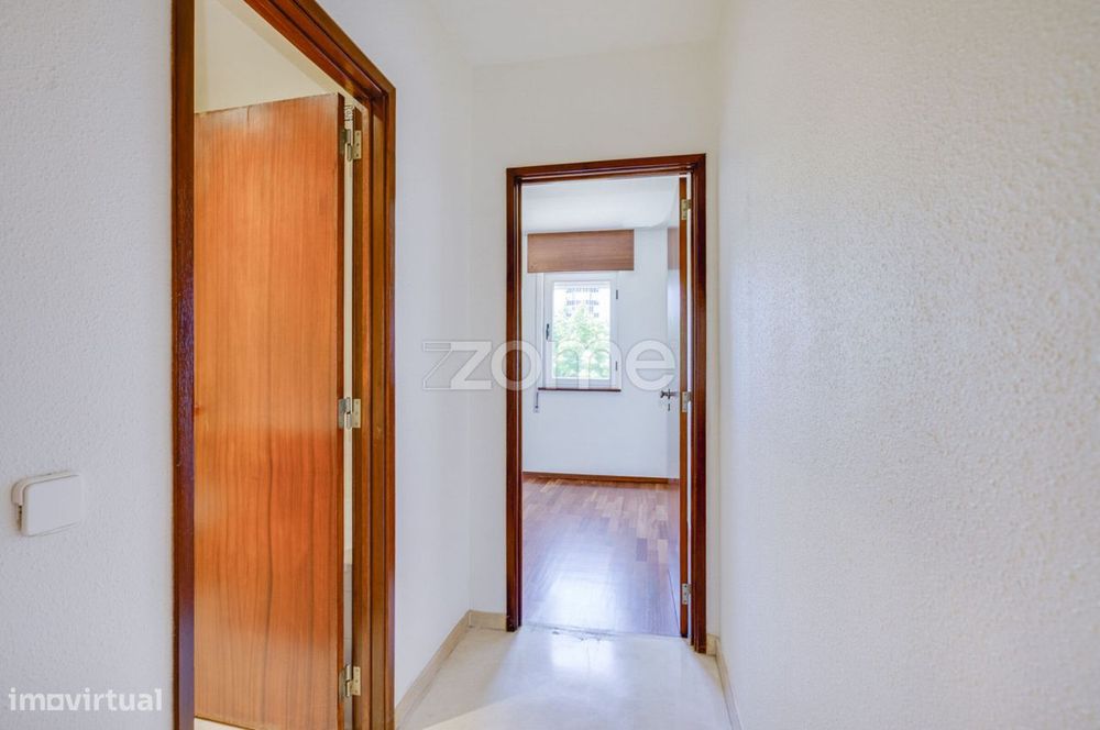 Apartamento T2 com Garagem para Arrendamento - Metro do Campo Grande
