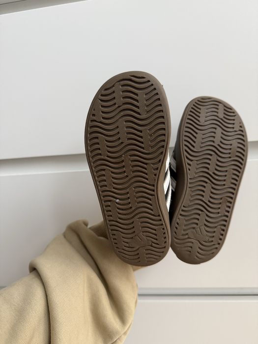 Czarne adidas court 26