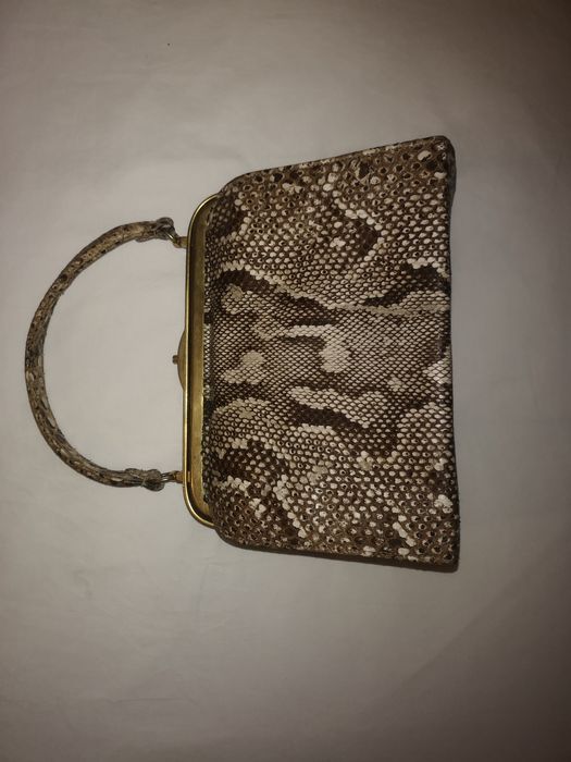 Carteira em pele de cobra