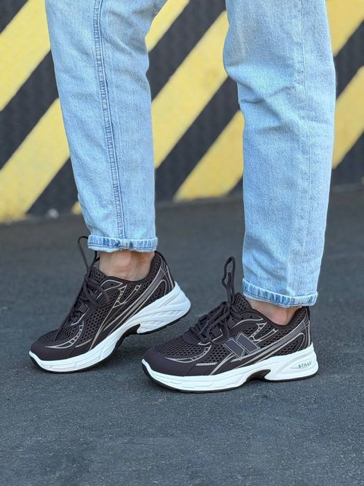 Кросівки жіночі.