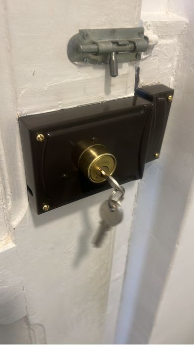Abertura de porta e troca de fechaduras