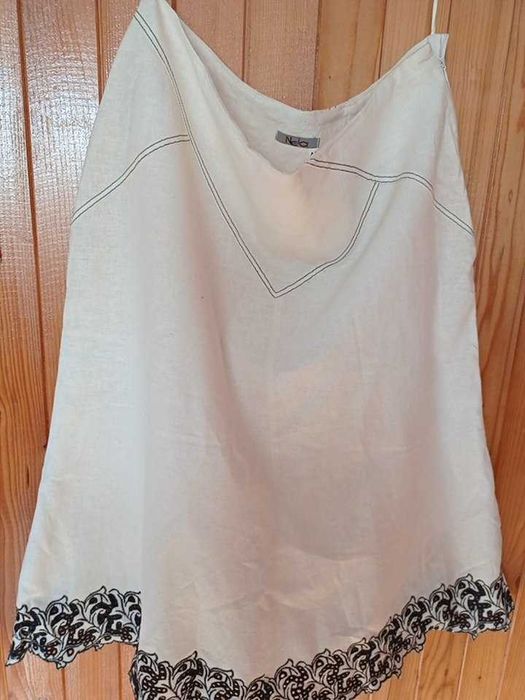 spódniczka z lnu z czarnym haftem