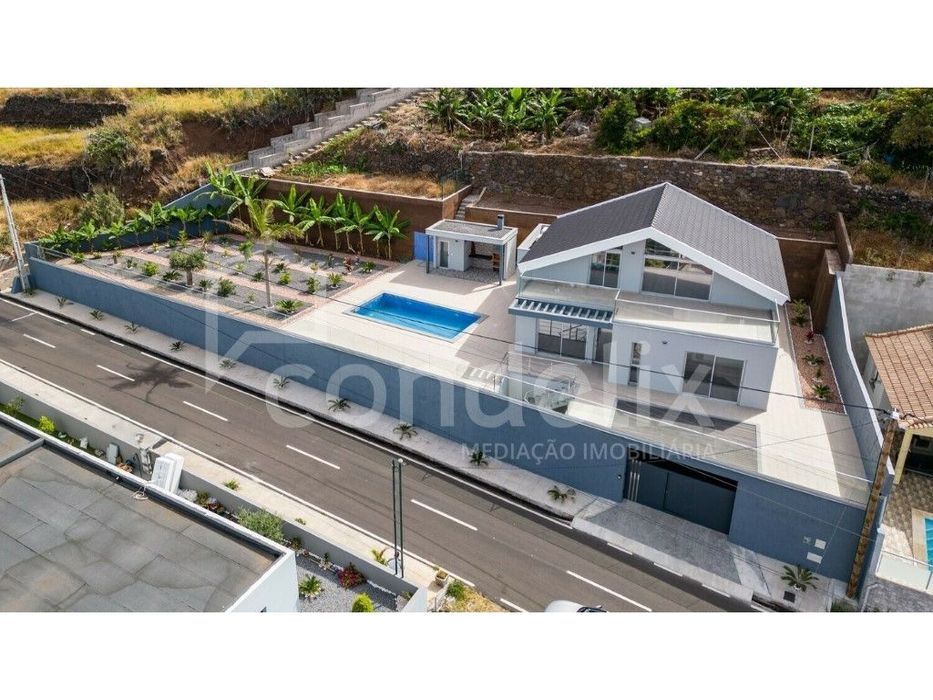 Moradia T4 com piscina no Paúl do Mar Calheta