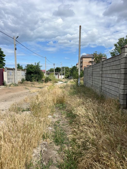 Продаю участок в центре Великодолинское.