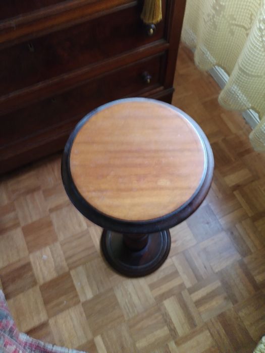 Mesa de apoio muito antiga e em ótimo estado