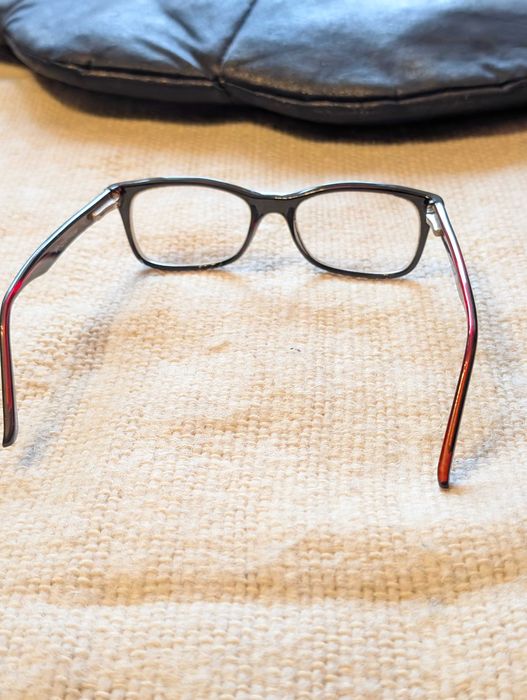 okulary korekcyjne w ciemnych oprawkach