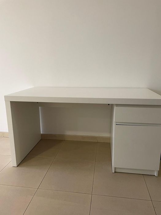 Secretárias em bom estado com algumas marcas de uso.