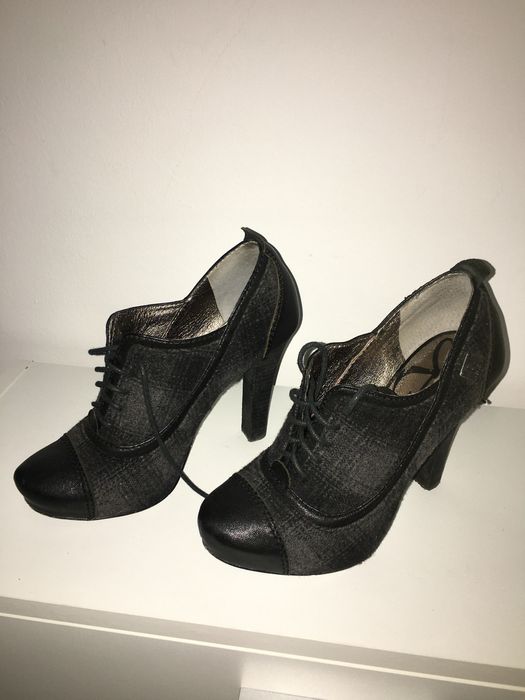 Varios tipos de calçado de mulher