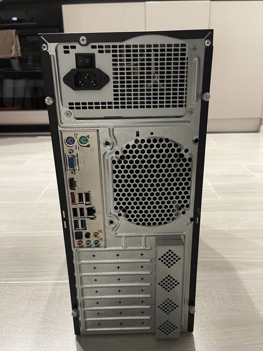 Компʼютер, монітор, клавіатура, колонки, камера, мишка