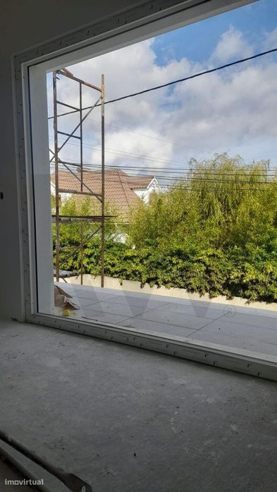Moradia moderna T4 em Manique na fase final de construção com Piscina