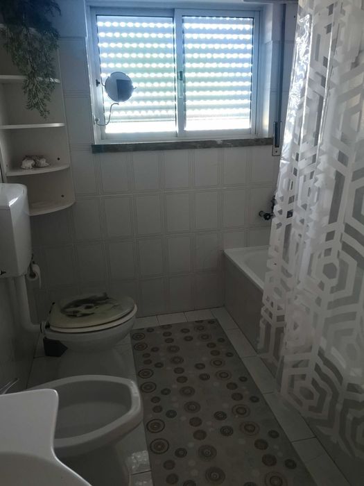 Apartamento T2 mobilado em moradia,com entrada privativa, cozinha equipada.