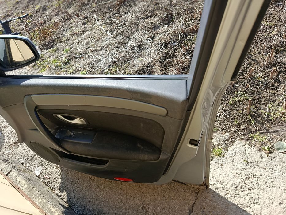 Двері передні праві код фарби TED69. Renault Laguna III (08-15)