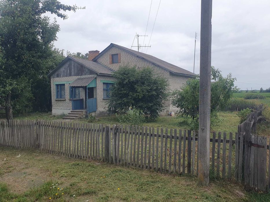 Продам цегляний будинок на три кімнати в затишному місці, село Лисівка.