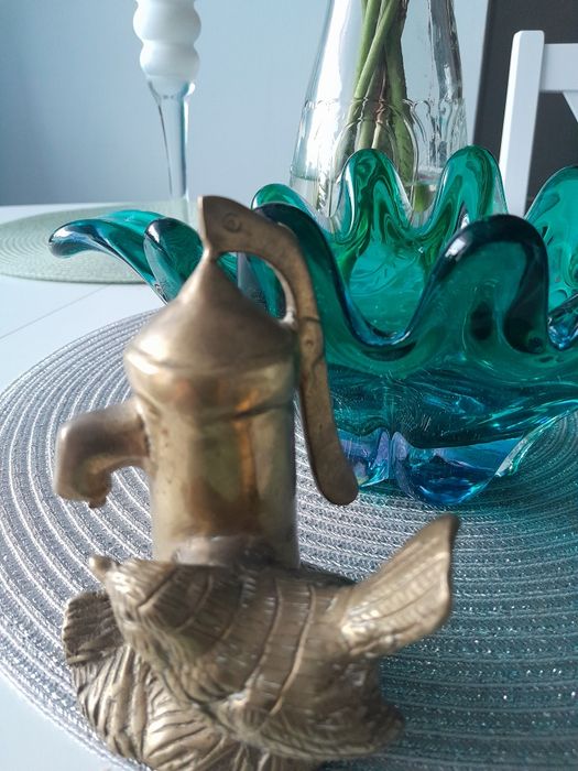 Ptak siedzący na studni całości wykonana z mosiądzu