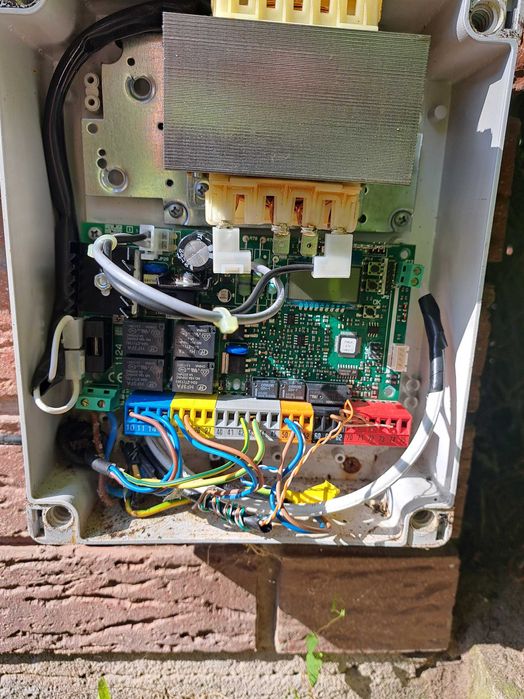 Sprzedam uszkodzoną elektronikę do napędu BFT Phobos A40 + 4 piloty