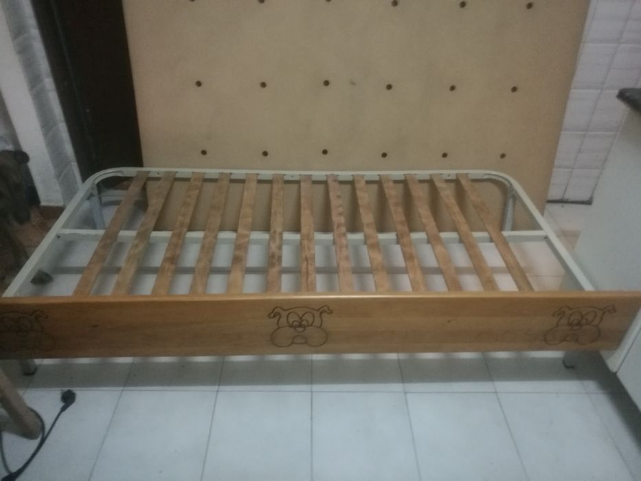 Estrado de cama com pés