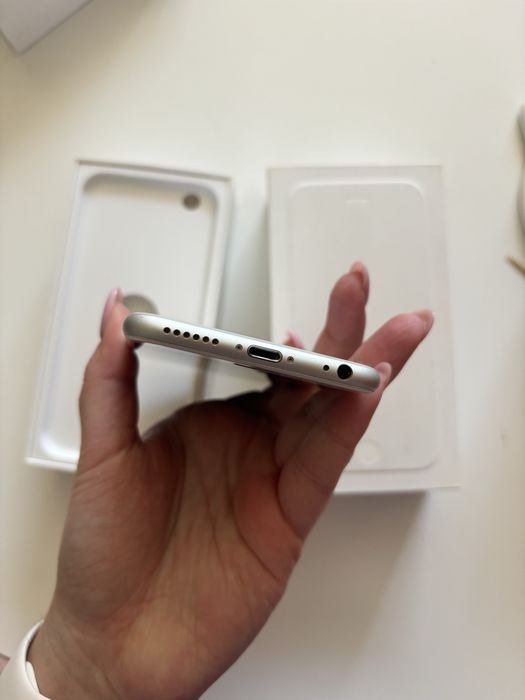 Apple iPhone 6 Silver 16GB Neverlock (оригінальна коробка + оригінальний блок живлення теж входить в комплект). Робочий Touch Id
