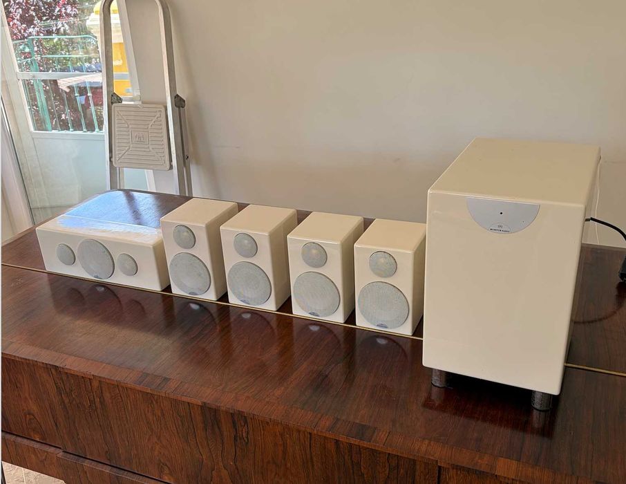 Monitor Audio Radius 5.1 — Subwoofer ativo + 5 colunas (branco)