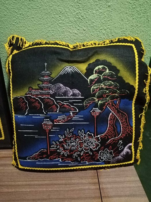 Quadro e almofada orientais