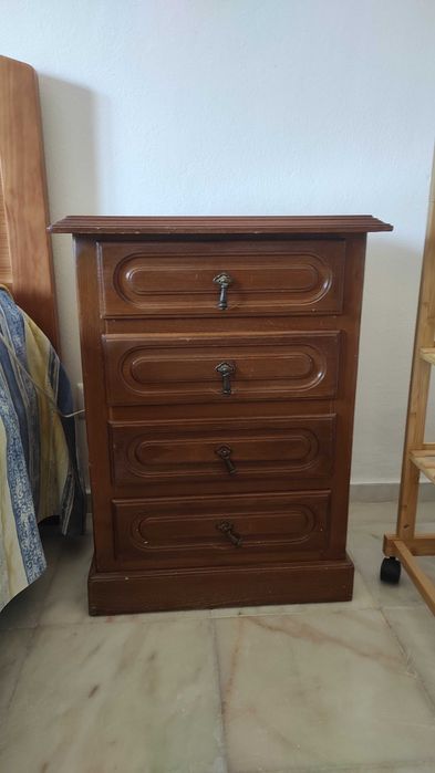 cômodas  e mesa de cabeceira em madeira maciça