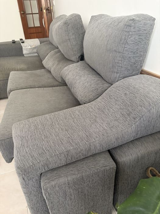 Sofá cinzento XL com baú e encostos reclináveis (funcional e honesto)