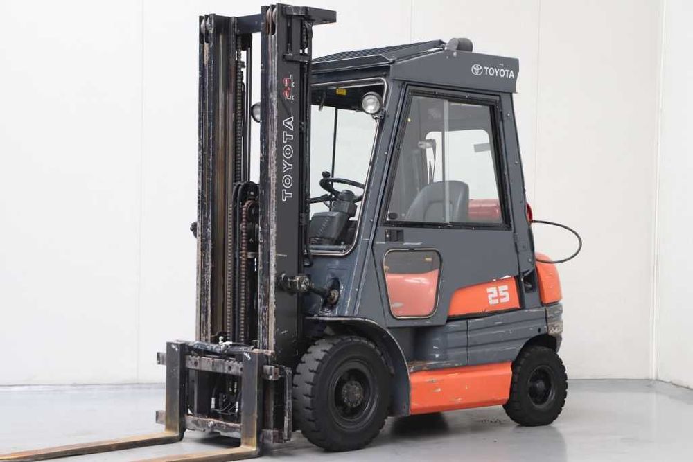 Wózek widłowy Toyota 42-6FGF25, 2,5t, LPG 1998r Triplex 5,5m, przesuw