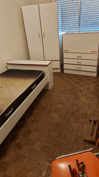 Quarto de criança usado em bom estado