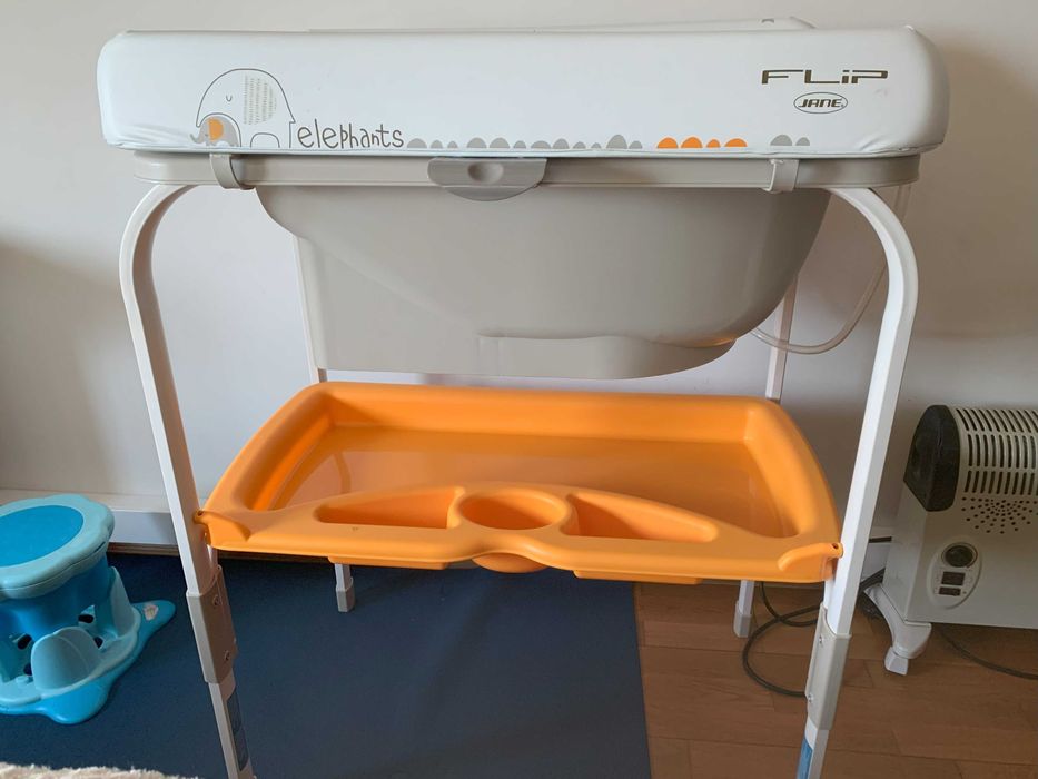 Banheira Jané com muda-fraldas Flip