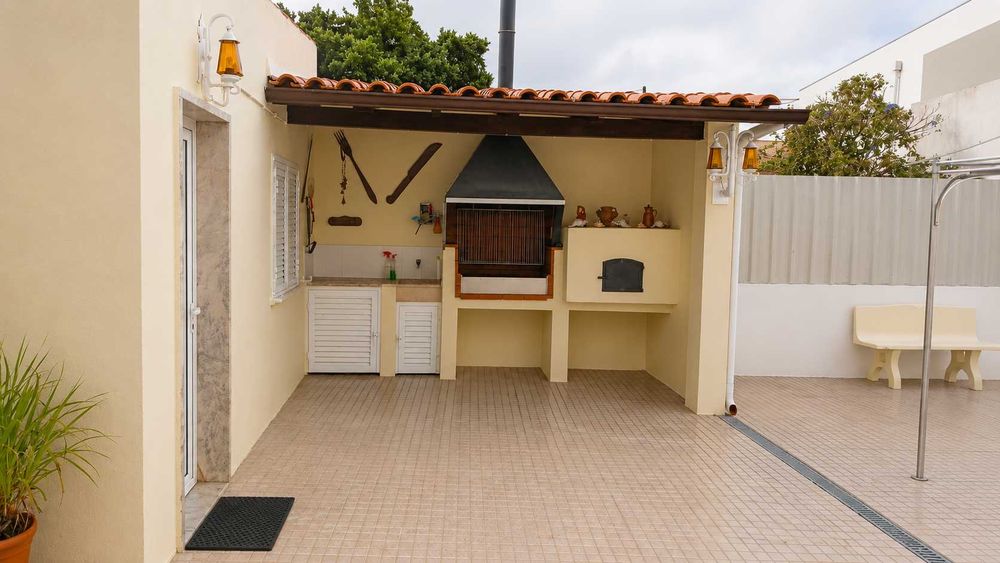Moradia isolada com dois pisos em terreno 528m2