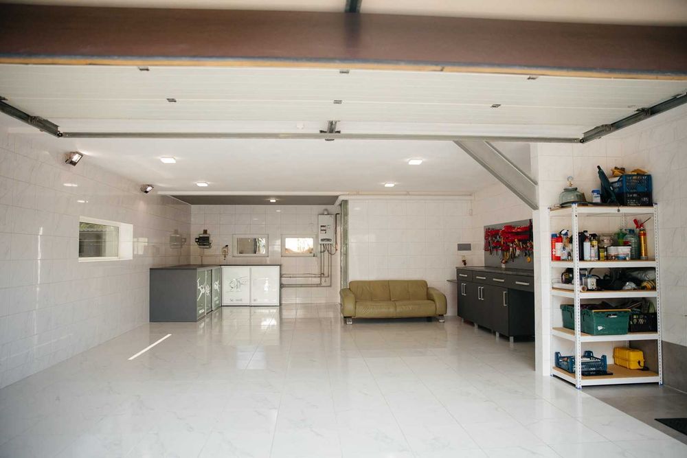 Продаж будинку з басейном та готовим для проживання у Вовчинцях