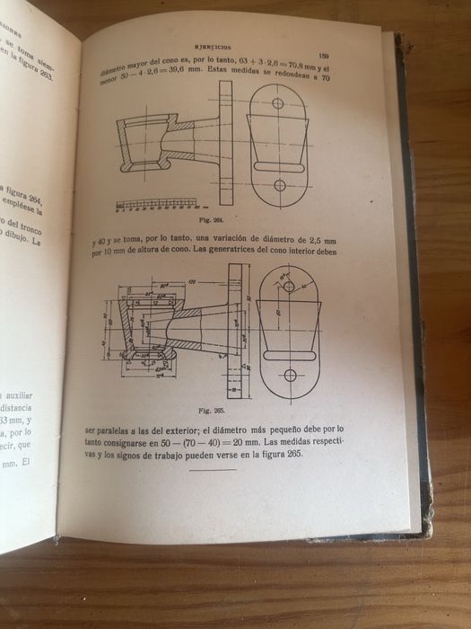 Livro antigo desenho técnico de máquinas.