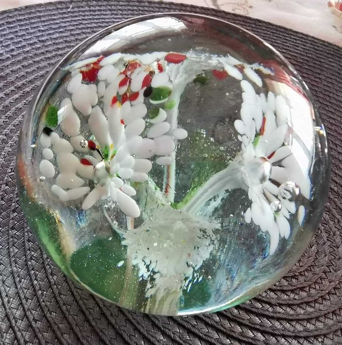 Szklany przycisk do papieru