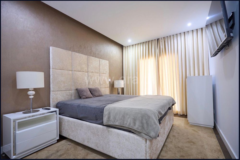 Vendo quarto de casal completo. Cabeceira, Cama, 2 mesas de cabeceira e comoda. Em muito bom estado, quase novo