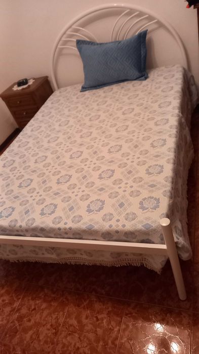 Cama em ferro branco