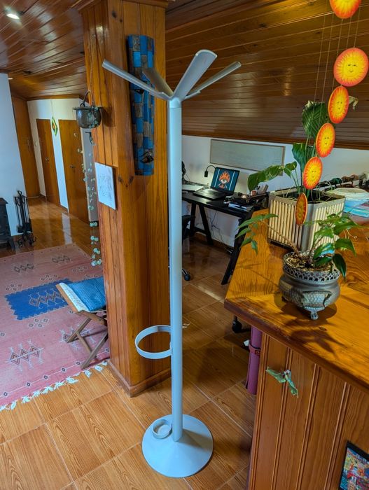 Cabide de pé em ótimo estado