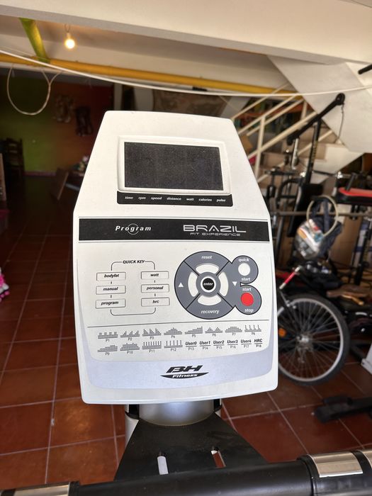 Elíptica em ótimo estado mas sem cabos
