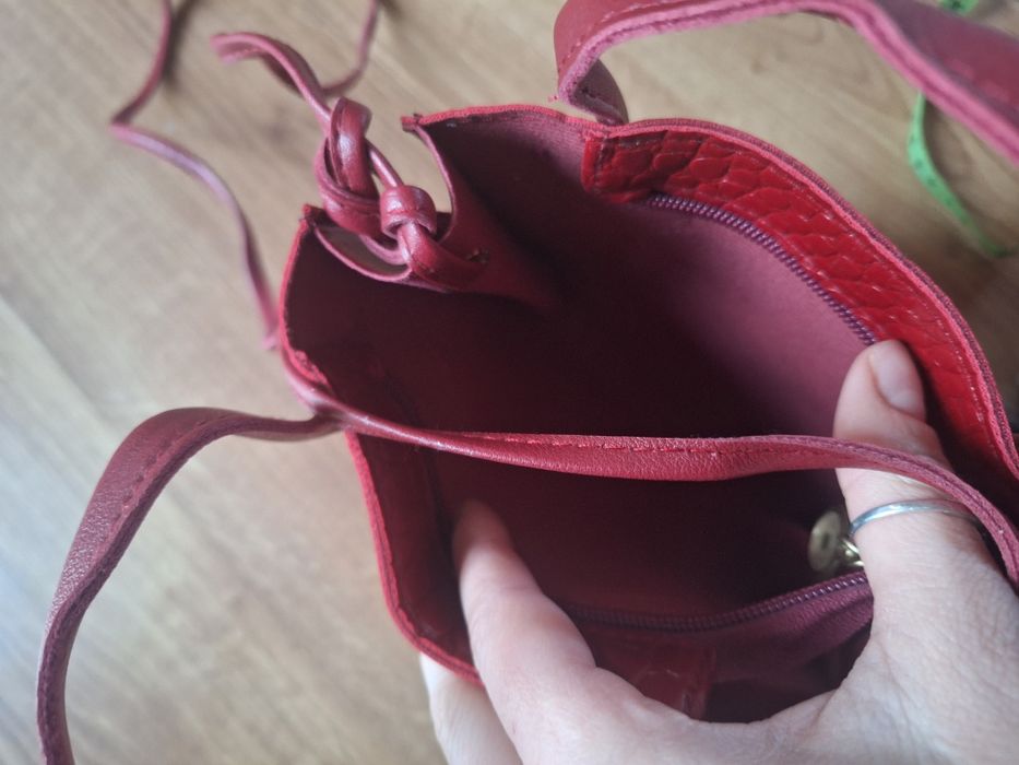 Mała nowa poręczna czerwona torebka na dlugim pasku