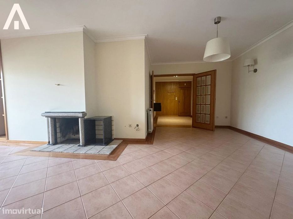 Apartamento T3 com garagem junto ao centro