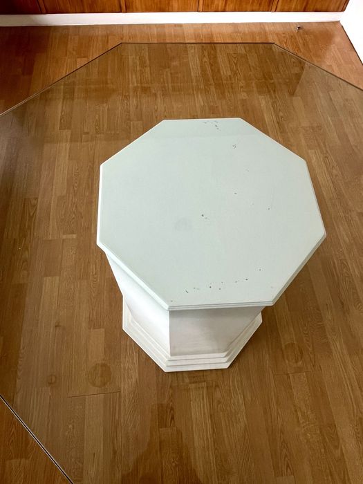 Mesa octogonal transparente com design anos 80