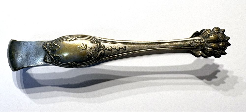 Antiga pinça de cubos de açucar do Sec XIX em casquinha