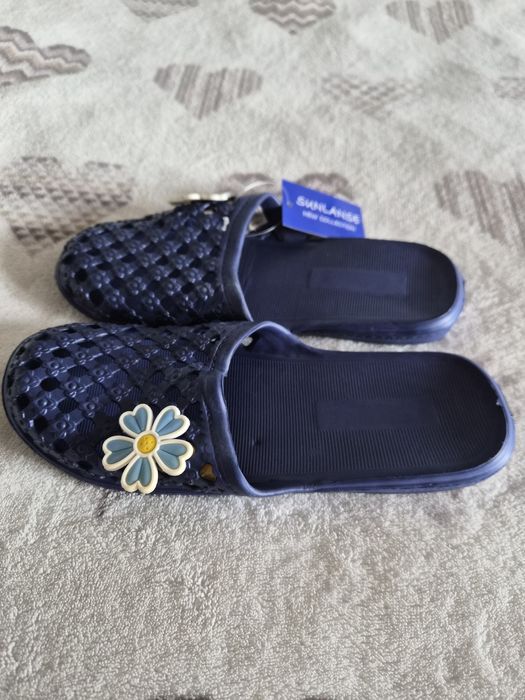 Klapki basenowe nowe, r. 37