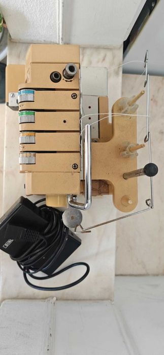 Máquina de costura corte e cose Singer Ultralock 14U74B
