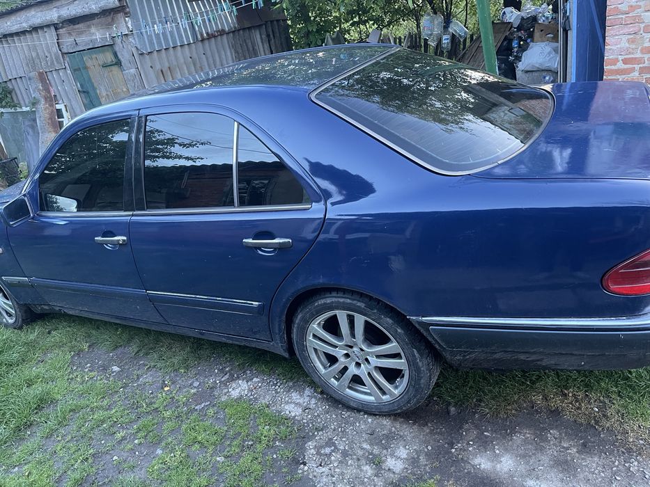 мерседес 210 є240. 1999 року газ бенз