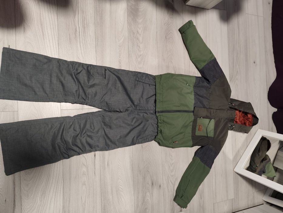 РозпродажЛижний костюм розмір  152 у гарному стані 
Заміри скину