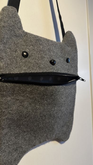 Torba kot na ramie na regulowanym pasku handmade kotek z grubego filcu