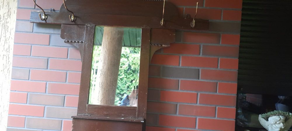Wysokie lustro z szufladą