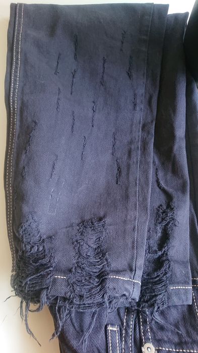 Spodnie jeansowe damskie marki Stradivarius DIY z dziurami