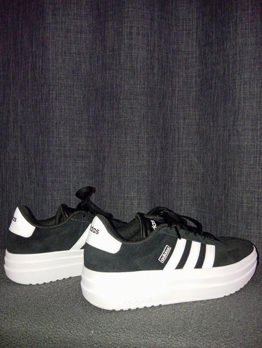 Чорні жіночі кросівки Adidas VL Court Bold на високій платформі.